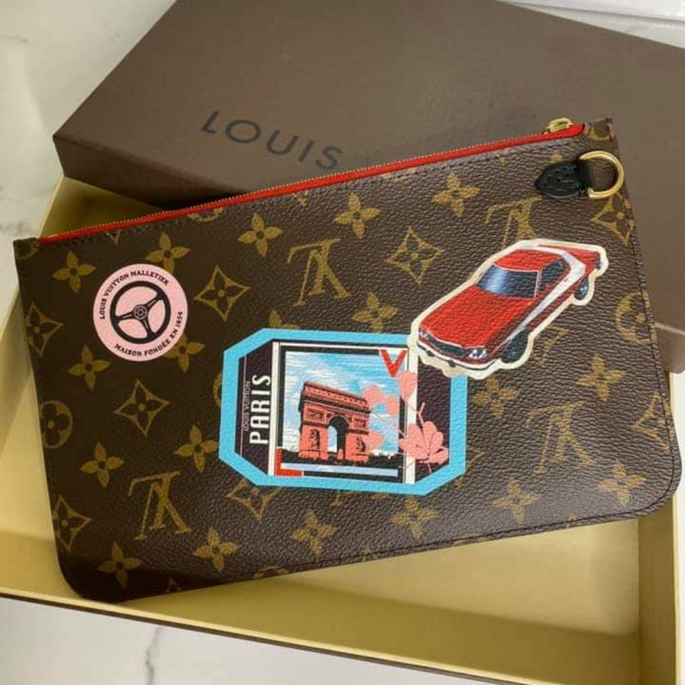 LV pochette